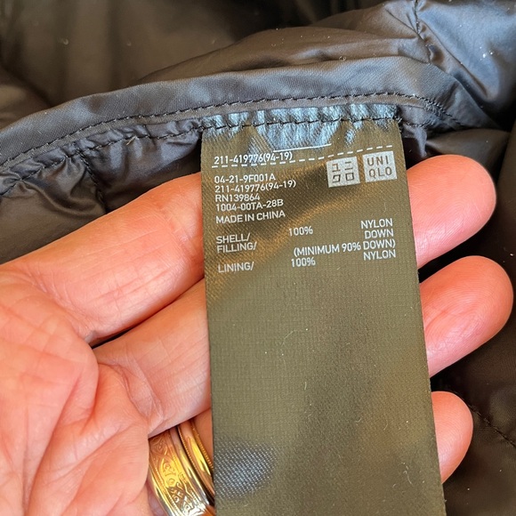 Uniqlo Down Packable Jacket Ultra Light Women’s M Water Repellency Black Travel - Picture 9 of 17